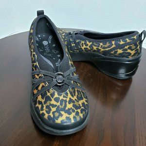 BZEES Melody Leopard Cheetah Slip-On Loafer 8 Wide